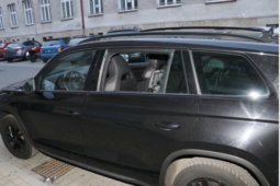 Zloděj rozbil okénko škodovky a ukradl 50 tisíc korun. Peníze během pár dní utratil