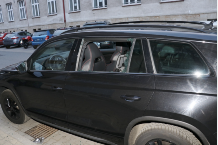 Zloděj rozbil okénko škodovky a ukradl 50 tisíc korun. Peníze během pár dní utratil