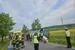 Autobus s dětmi sjel u Oseku do příkopu. Několik školáků skončilo v nemocnici
