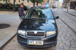 Chybějící pás ho prozradil. V Plzni zastavili řidiče, který nikdy neměl řidičák