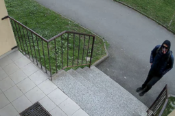 FOTO: Poznáváte ho? S nožem v ruce přepadl prodejnu v Plzni a odnesl si 2 tisíce korun