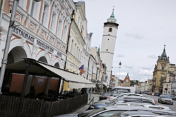 Káva pod širým nebem míří zpět do centra Domažlic. Na náměstí vznikne letní předzahrádka