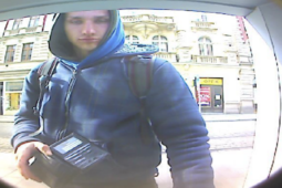 Našel peněženku a místo vrácení s ní platil. Policie hledá muže z kamer