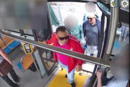 VIDEO: Kdo okradl cestujícího v autobuse? Dva muži na fotografii by mohli pomoci