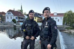 Ležel bez hnutí v řece! Zachránili ho policisté i odvážné ženy