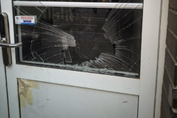 Hádka, rozbité dveře a útěk trolejbusem. Muže policisté našli během pár minut