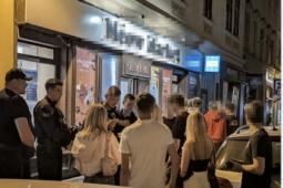Noční kontroly v centru Plzně. Strážníci řešili opilé mladistvé i pití alkoholu na ulici