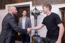 Viděli malé dítě v okně a neváhali ani vteřinu. Trojici mužů přijal primátor Plzně