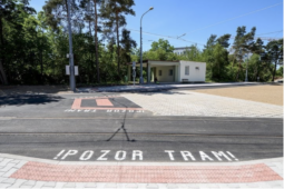 Na Skvrňanech se bude nastupovat líp. Konečná tramvaje dostala nové zastávky