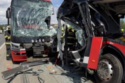 Nehoda tramvaje a autobusu v Záběhlicích: 18 zraněných, dva lidé utrpěli vážná poranění