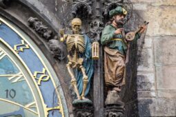 Pražský orloj čeká pravidelná údržba. Restaurátoři opraví osm historických soch