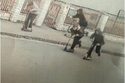 Nebezpečná zábava na trati. Hledají se děti na fotce