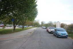 Neznáte řidičku bílého auta? Oznamte to policii