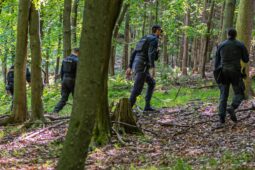 Policisté cvičili pátrání po osobách v těžkém terénu, nechyběla ani fenka Navi