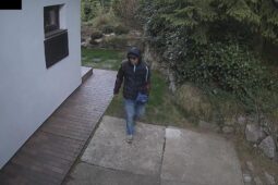 Zloděj vykrádal chalupy v Jizerských horách. Policie hledá muže, který se pohyboval v okolí