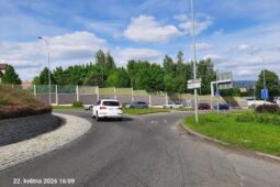Policisté pátrají po řidiči, který na kruháči v Liberci srazil cyklistu a ujel