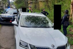 Divoká honička na Jablonecku: Řidič ujížděl policii, zastavila ho až rozkopaná silnice