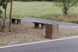 Od cyklostezky na Českolipsku zmizely dvě betonové lavičky, dohromady vážily přes 350 kilo