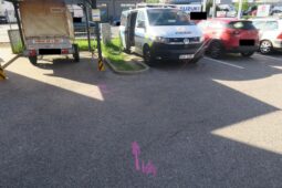 Řidič v Jablonci srazil chodce na parkovišti u OBI, z místa nehody odjel