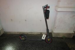 Tragická nehoda v Jablonci: Muž bez helmy zemřel po pádu z elektrokoloběžky
