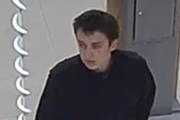 Poznáte ho? Policie hledá svědka podvodného jednání v libereckém obchoďáku