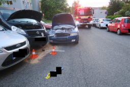 Mladík pod vlivem drog boural v Jablonci, poškodil čtyři auta a utíkal před policií