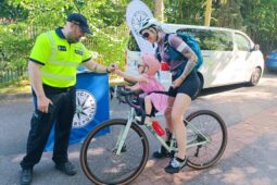 Policisté vyrazili na cyklostezku u Nisy v Liberci. Rozdávali rady i reflexní prvky