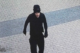 Zloděj srazil prodavačku a utekl s pokladnou. Liberecká policie hledá svědka loupeže ve Foru