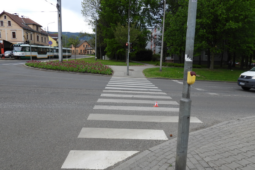 Řidič v Liberci srazil nezletilou dívku na přechodu a odjel. Policie hledá svědky nehody