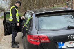 Mobil a nezapnuté pásy: Speciální akce policie v Libereckém kraji odhalila desítky přestupků