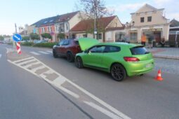 Volkswagen narazil do autoškoly, instruktor skončil v nemocnici