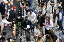 Káva pod širým nebem. Štvanice o víkendu přivítá festival filtrované kávy