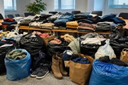 Zaměstnanci ČEZ darovali charitě desítky kilogramů oblečení