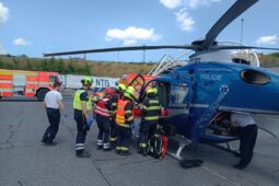 Auto havarovalo u Lochkovského tunelu, na místě zasahoval i vrtulník