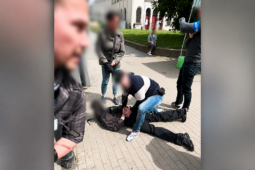 Podvodníci najímají jako kurýry i mladistvé. Policie v Praze zadržela sedmnáctiletého chlapce