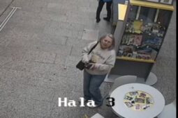 Žena na poště našla peněženku. Místo odevzdání si ji nechala