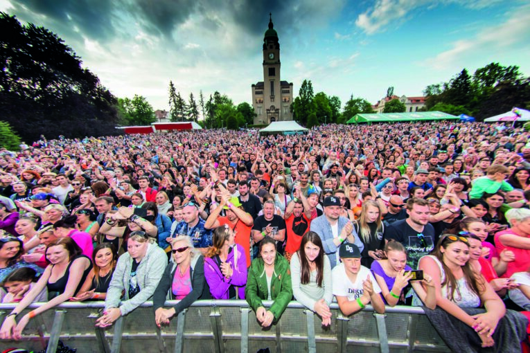 SOUTĚŽ: Vyhrajte 4 vstupenky na legendární festival Mezi ploty!
