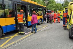 Auto se na Vršavě střetlo s autobusem, na místě bylo 7 zraněných