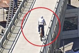 Chodec skončil v nemocnici, cyklista odjel. Policisté hledají svědky