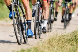 Střední Čechy zaplaví cyklisté: Závody s atmosférou jako na Tour de France