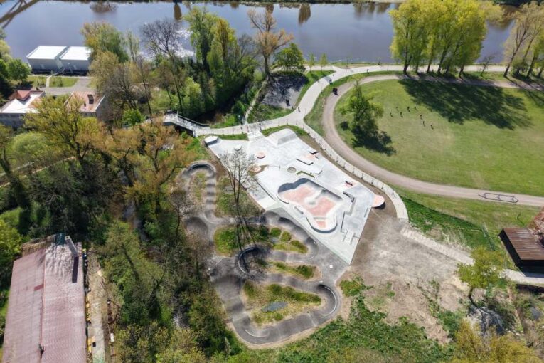 Nový skatepark a pumptrack v Nymburce čeká slavnostní otevření