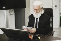 Důchodový účet může skončit v rekordním přebytku. Vláda přesto chystá změny penzijního systému