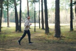 Nejde jen o vůli. Zdravý život Čechům brzdí únava a práce