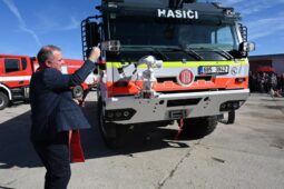 Vracovští hasiči slavili 145 let. Dárkem byla nová cisterna