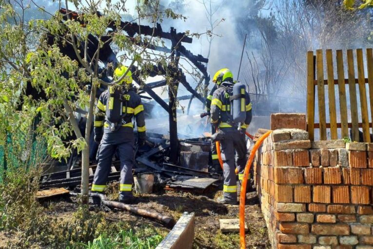 Při požáru zahradního domku v Brně sousedi zachránili babičku a dva chlapce