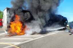 Na dálnici D1 v Brně hořel kamion. Provoz směr Praha byl zastaven