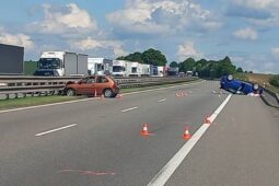 Na D1 mezi Rohlenkou a Holubicemi v katastru Tvarožné se srazila dvě osobní auta. Jedno z nich skončilo na střeše