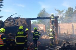 Při požáru usedlosti v obci Plaveč byl vyhlášen 2. stupeň požárního poplachu