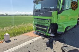 Mladá motorkářka nepřežila střet s kamionem u Babic