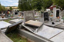 Záhada na vlašimském hřbitově: Povalené náhrobky nepoškodili vandalové, ale bouřka a vítr
